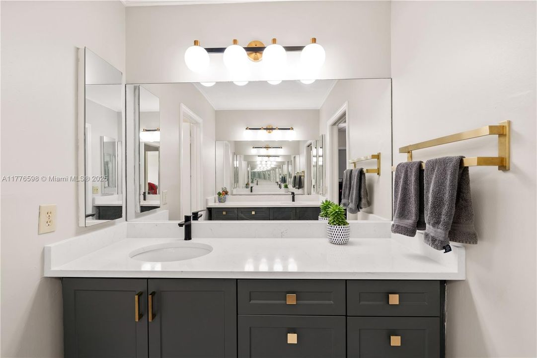 最近售出: $1,105,000 (4 贝兹, 4 浴室, 3233 平方英尺)