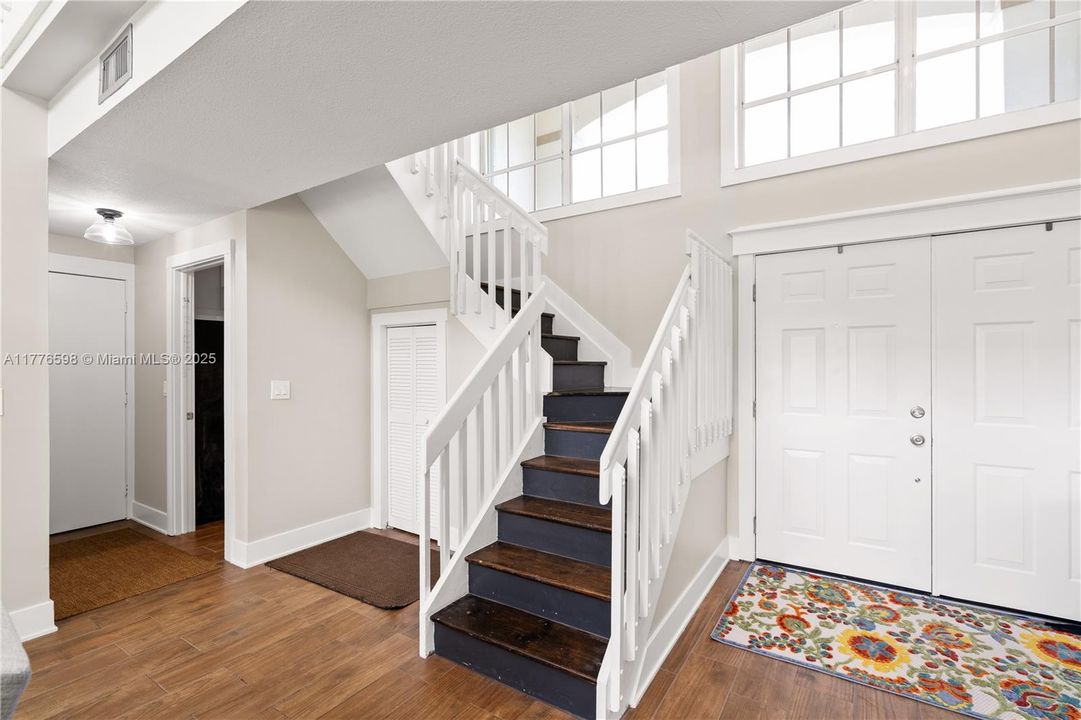 最近售出: $1,105,000 (4 贝兹, 4 浴室, 3233 平方英尺)