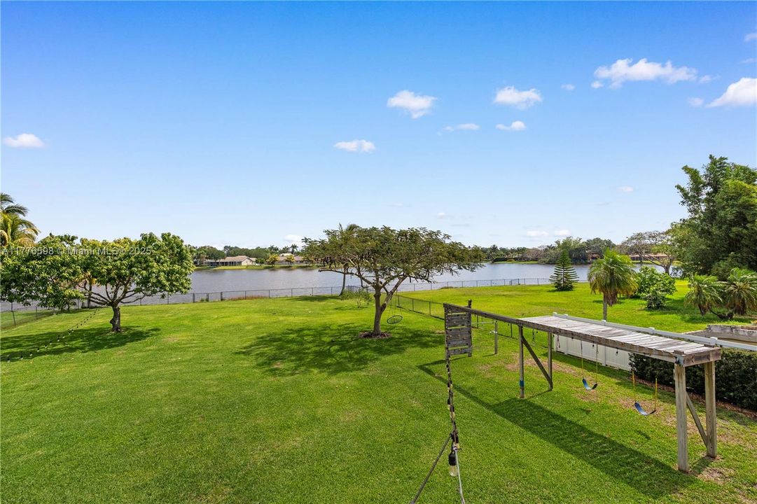 最近售出: $1,105,000 (4 贝兹, 4 浴室, 3233 平方英尺)