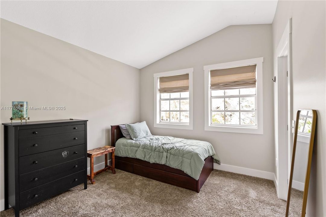 最近售出: $1,105,000 (4 贝兹, 4 浴室, 3233 平方英尺)