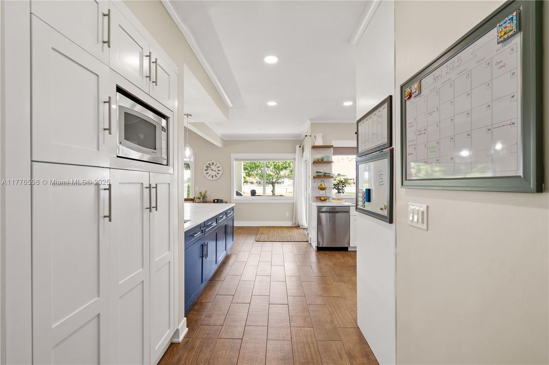 最近售出: $1,105,000 (4 贝兹, 4 浴室, 3233 平方英尺)