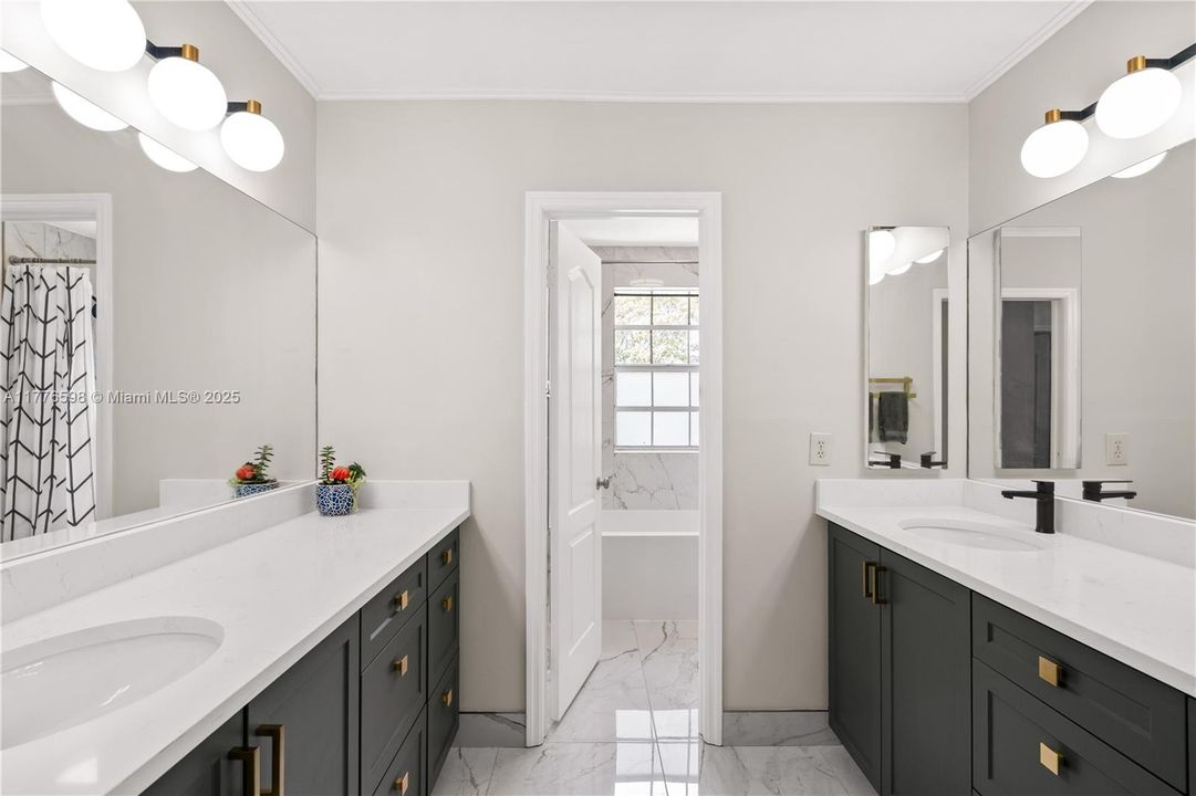 最近售出: $1,105,000 (4 贝兹, 4 浴室, 3233 平方英尺)