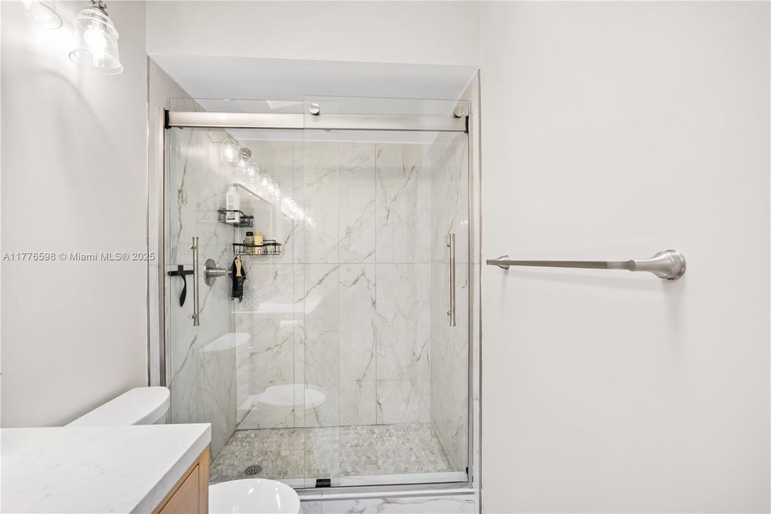 最近售出: $1,105,000 (4 贝兹, 4 浴室, 3233 平方英尺)