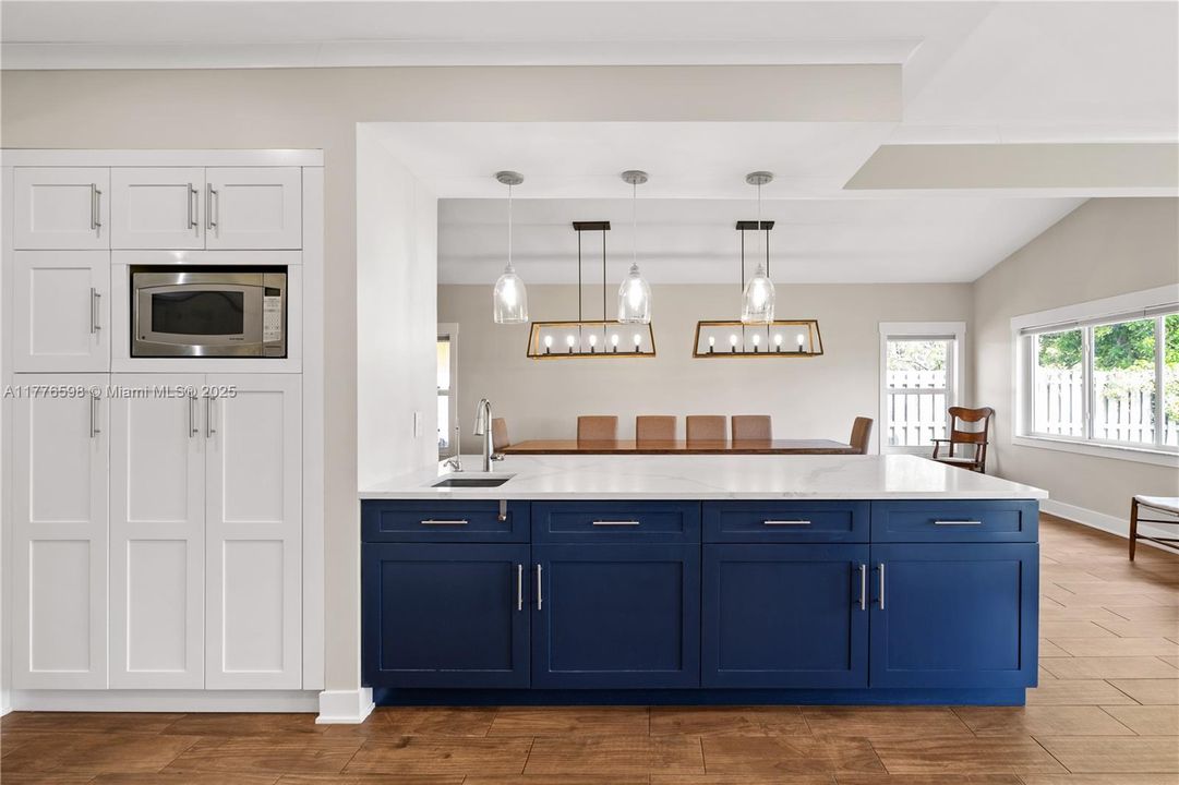 最近售出: $1,105,000 (4 贝兹, 4 浴室, 3233 平方英尺)