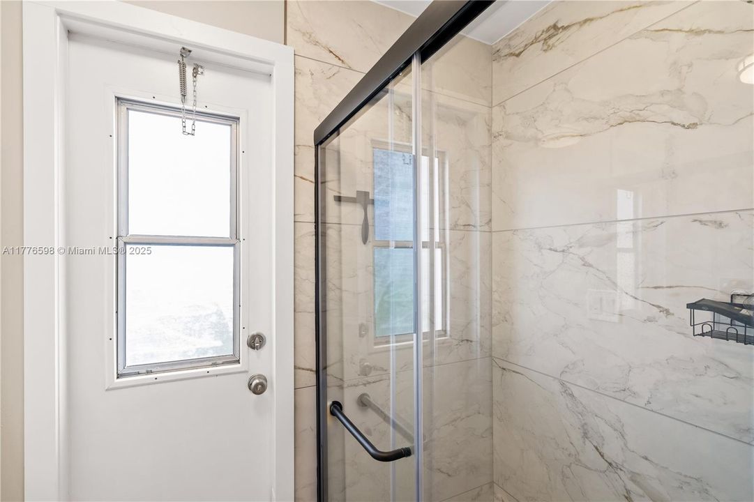 最近售出: $1,105,000 (4 贝兹, 4 浴室, 3233 平方英尺)