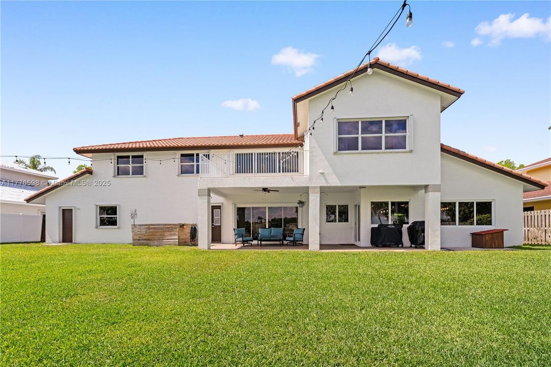 最近售出: $1,105,000 (4 贝兹, 4 浴室, 3233 平方英尺)