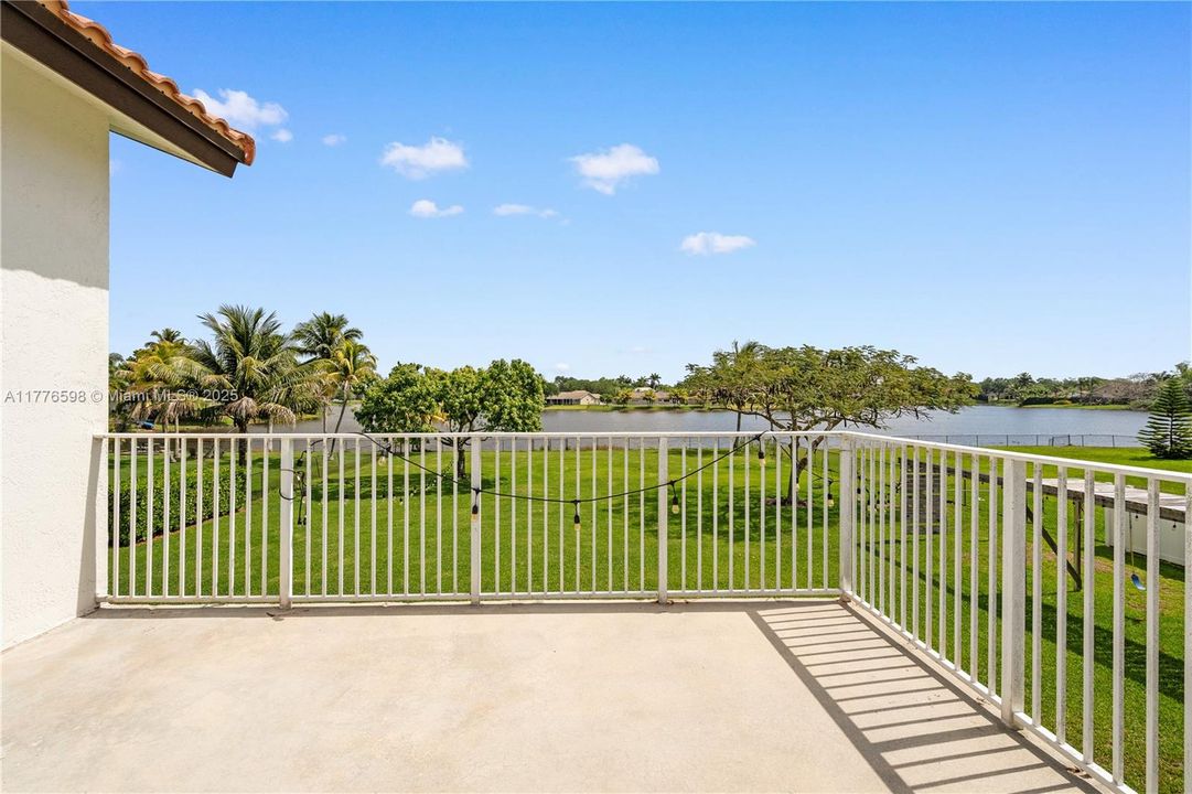 最近售出: $1,105,000 (4 贝兹, 4 浴室, 3233 平方英尺)