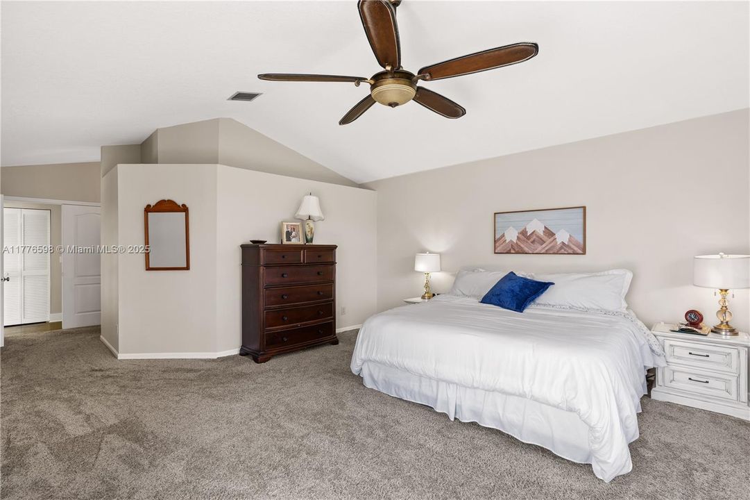 最近售出: $1,105,000 (4 贝兹, 4 浴室, 3233 平方英尺)