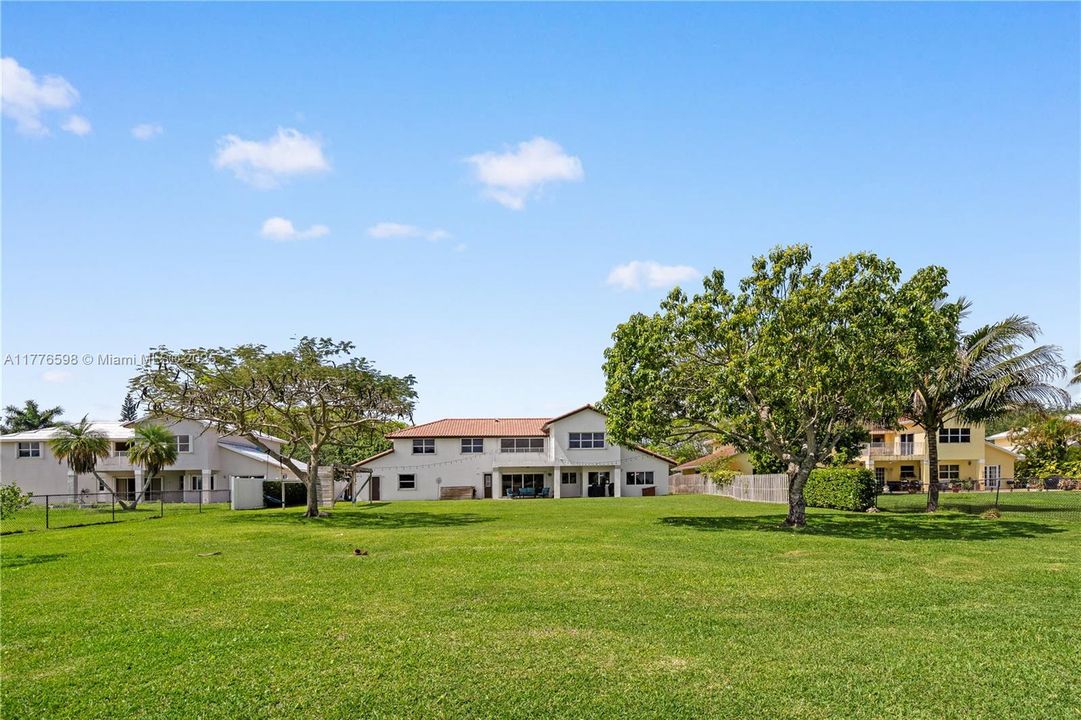 最近售出: $1,105,000 (4 贝兹, 4 浴室, 3233 平方英尺)