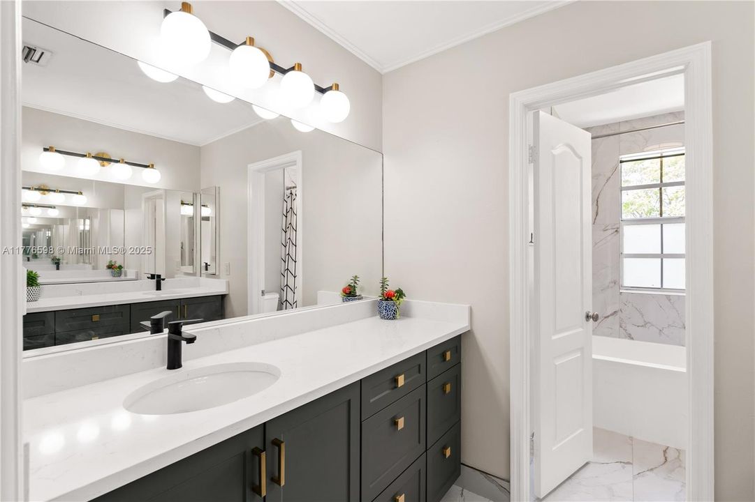 最近售出: $1,105,000 (4 贝兹, 4 浴室, 3233 平方英尺)