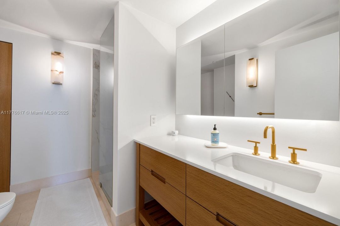 На продажу: $1,995,000 (2 спален, 2 ванн, 1735 Квадратных фут)