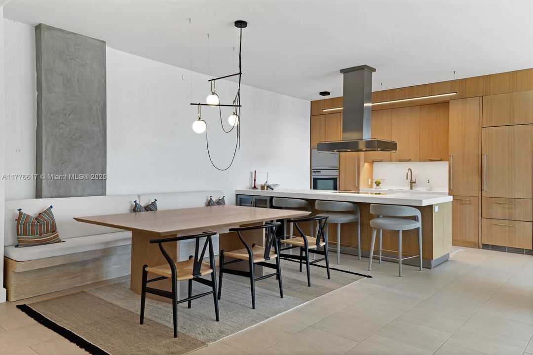 На продажу: $1,995,000 (2 спален, 2 ванн, 1735 Квадратных фут)