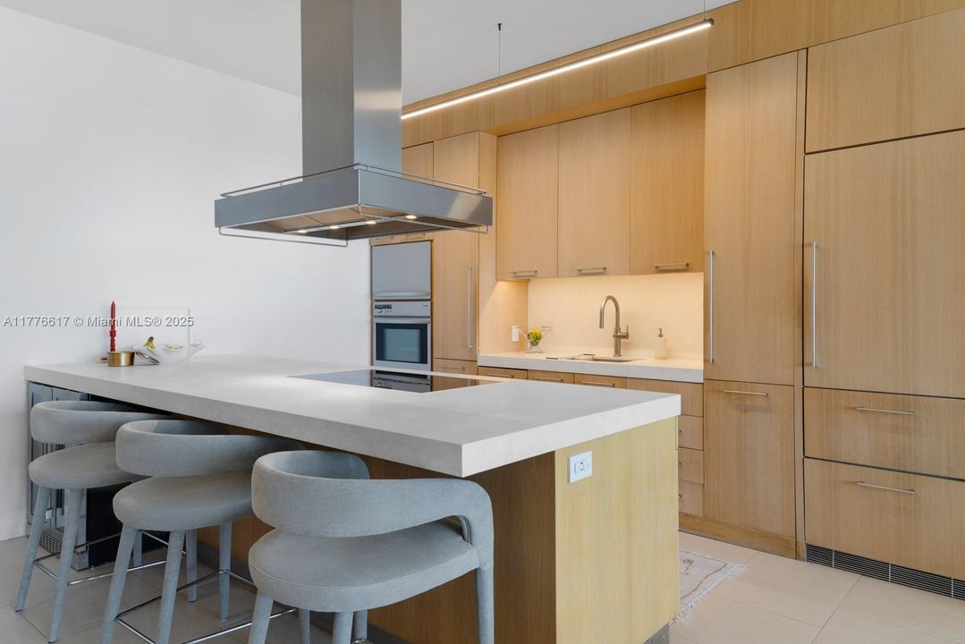 На продажу: $1,995,000 (2 спален, 2 ванн, 1735 Квадратных фут)