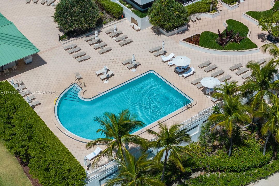 На продажу: $1,995,000 (2 спален, 2 ванн, 1735 Квадратных фут)