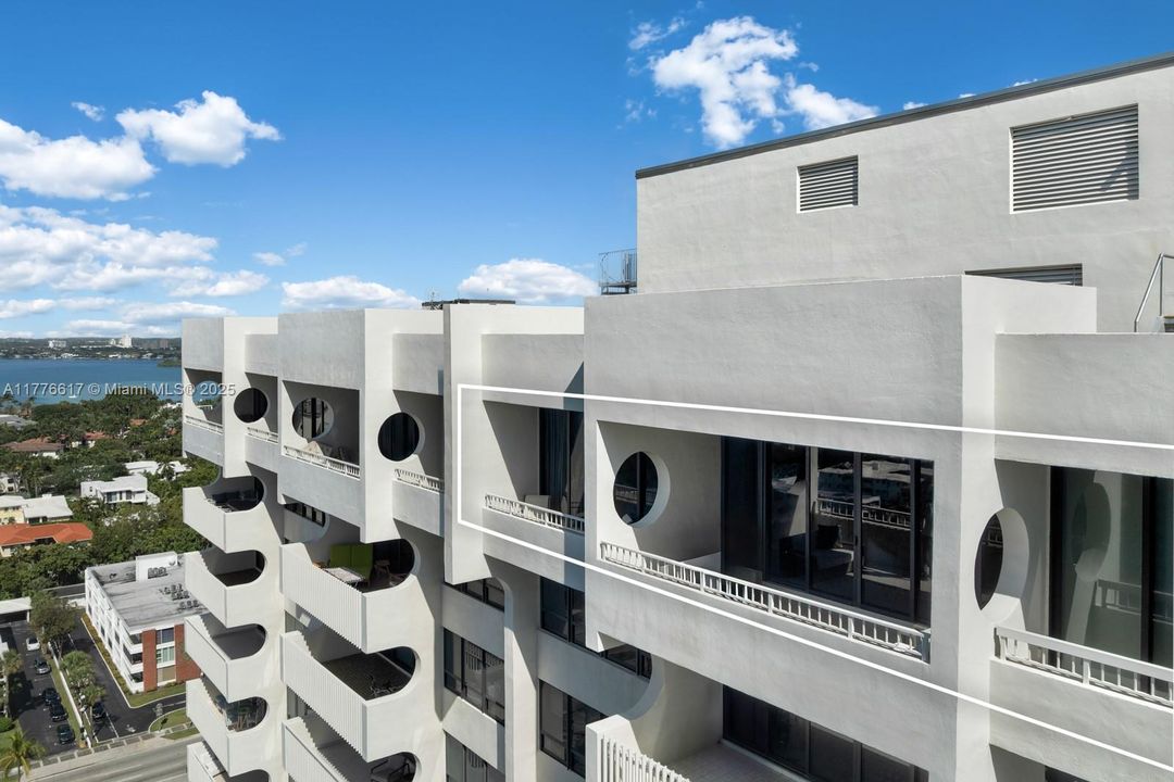 На продажу: $1,995,000 (2 спален, 2 ванн, 1735 Квадратных фут)