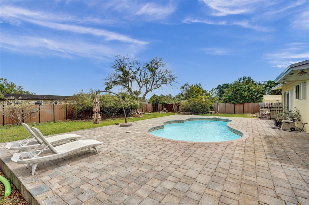 Vendido Recientemente: $650,000 (4 camas, 2 baños, 1690 Pies cuadrados)