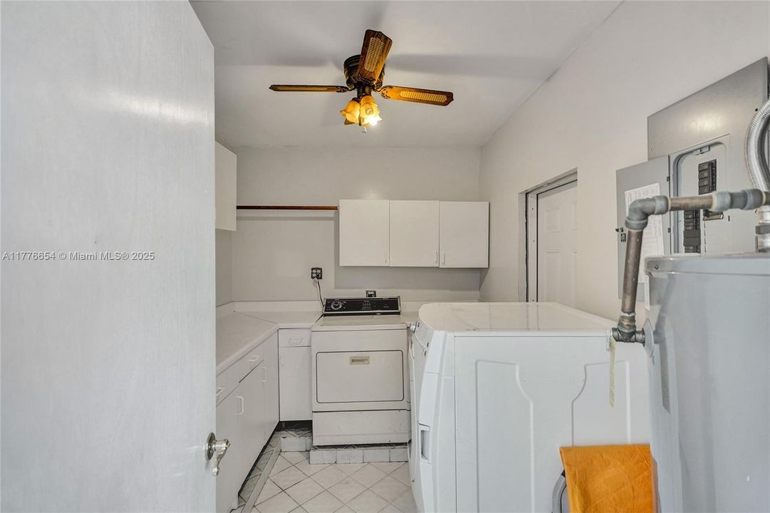 Vendido Recientemente: $650,000 (4 camas, 2 baños, 1690 Pies cuadrados)