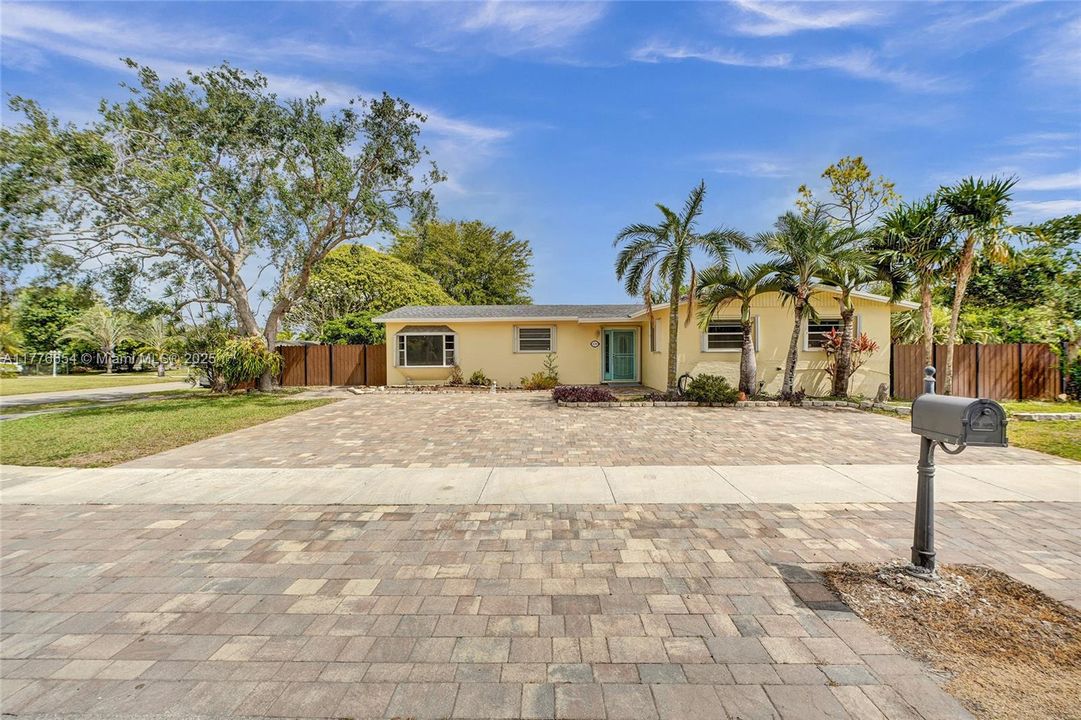 Vendido Recientemente: $650,000 (4 camas, 2 baños, 1690 Pies cuadrados)