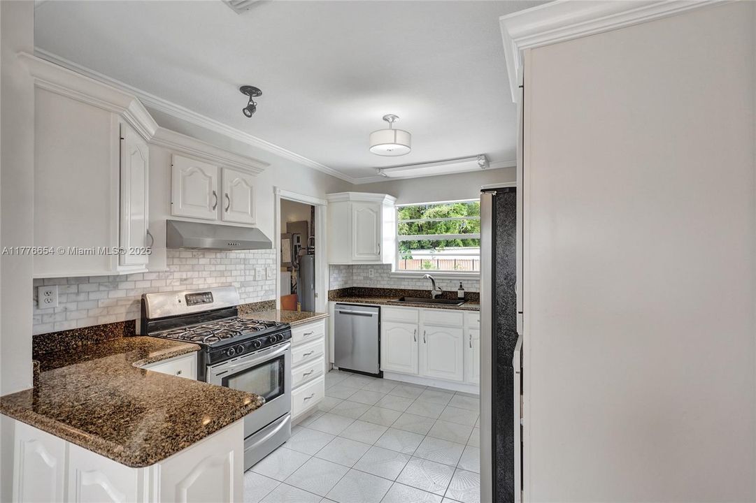 Vendido Recientemente: $650,000 (4 camas, 2 baños, 1690 Pies cuadrados)