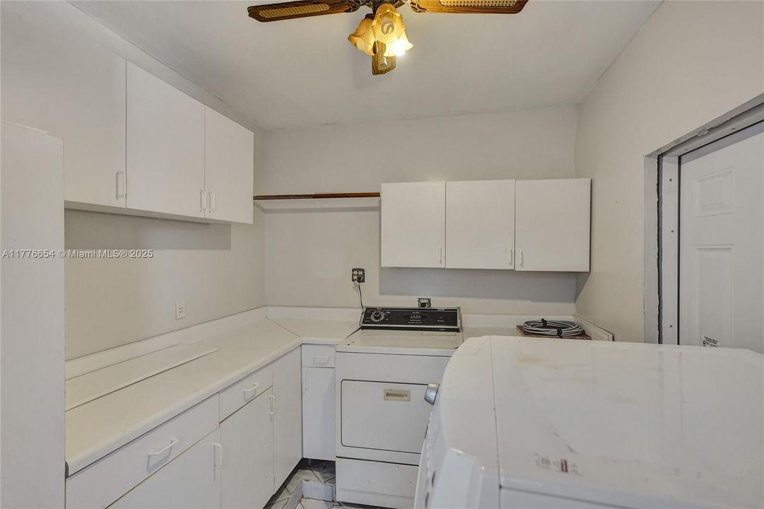 Vendido Recientemente: $650,000 (4 camas, 2 baños, 1690 Pies cuadrados)