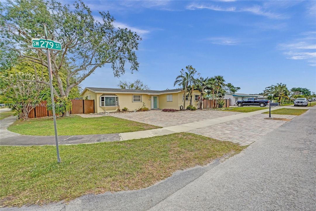 Vendido Recientemente: $650,000 (4 camas, 2 baños, 1690 Pies cuadrados)