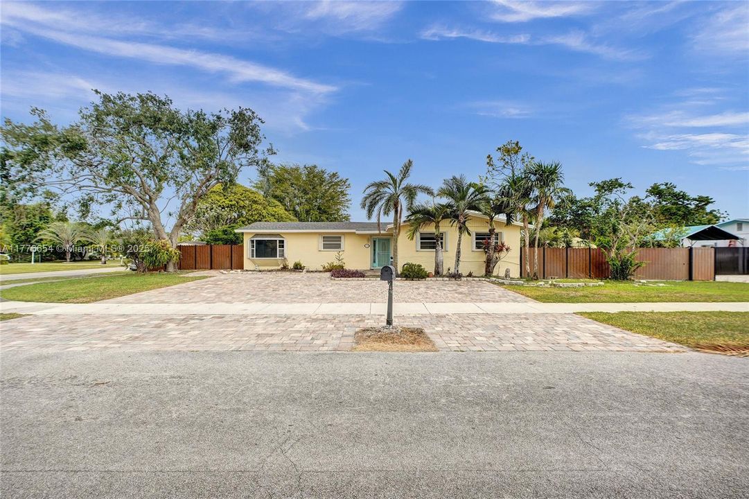 Vendido Recientemente: $650,000 (4 camas, 2 baños, 1690 Pies cuadrados)