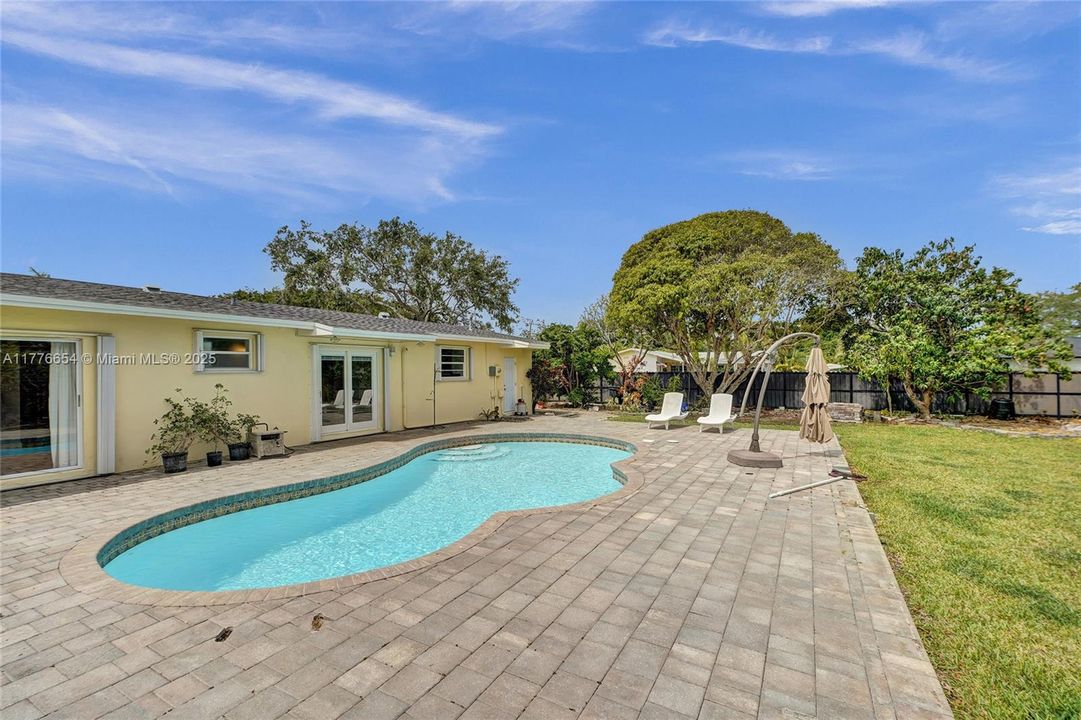 Vendido Recientemente: $650,000 (4 camas, 2 baños, 1690 Pies cuadrados)