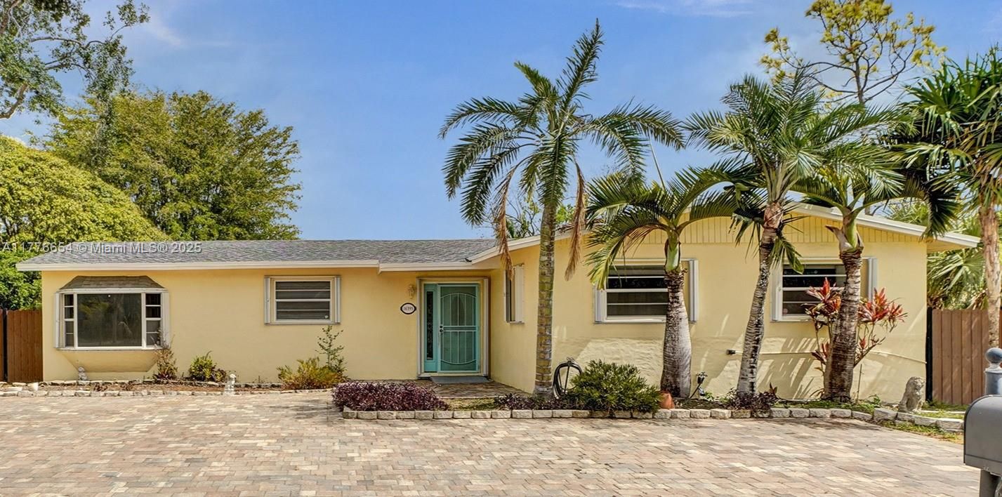 Vendido Recientemente: $650,000 (4 camas, 2 baños, 1690 Pies cuadrados)