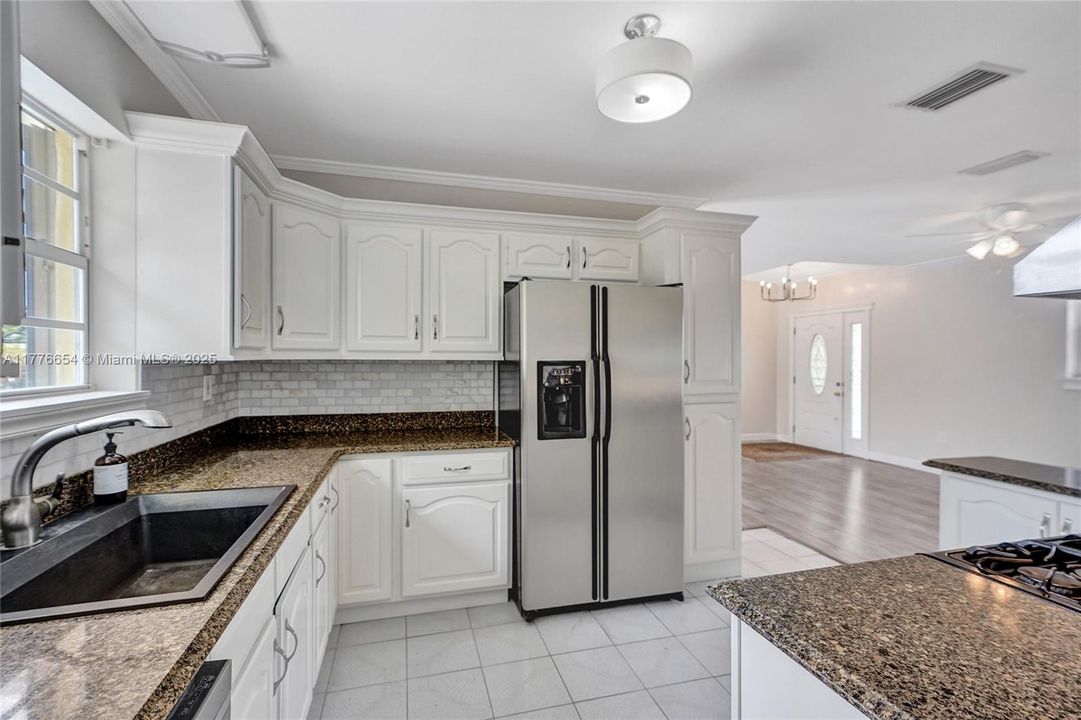 Vendido Recientemente: $650,000 (4 camas, 2 baños, 1690 Pies cuadrados)