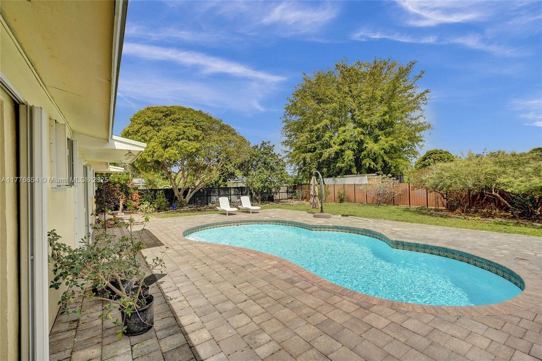 Vendido Recientemente: $650,000 (4 camas, 2 baños, 1690 Pies cuadrados)