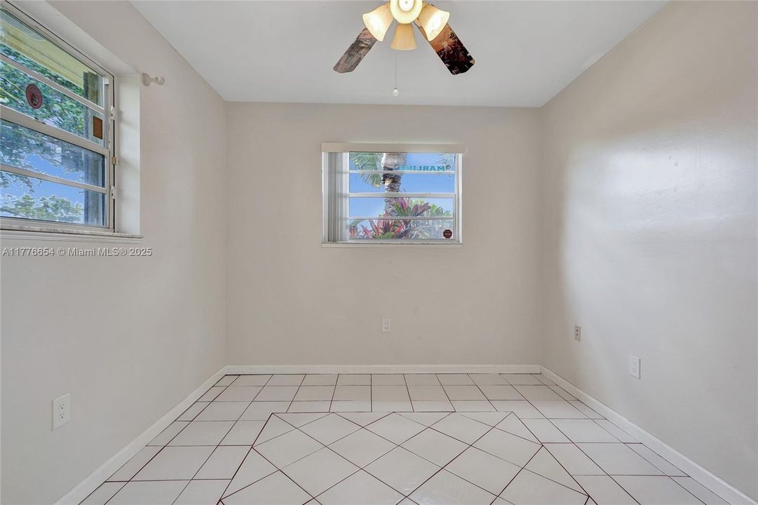 Vendido Recientemente: $650,000 (4 camas, 2 baños, 1690 Pies cuadrados)