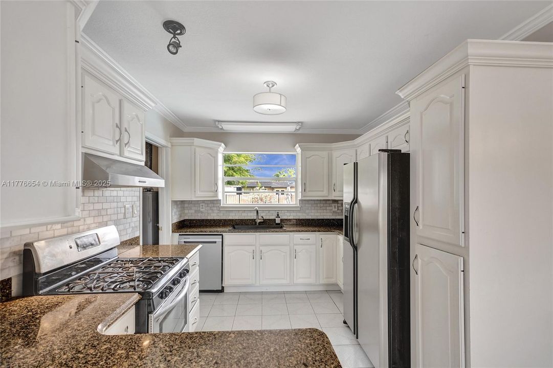 Vendido Recientemente: $650,000 (4 camas, 2 baños, 1690 Pies cuadrados)