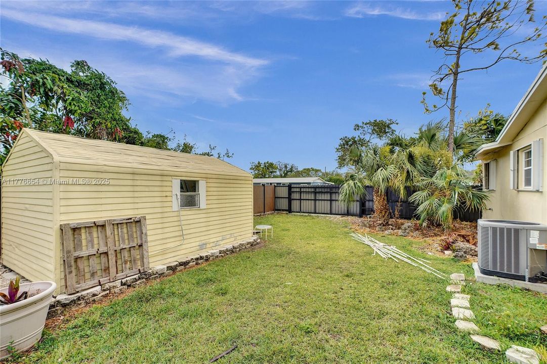 Vendido Recientemente: $650,000 (4 camas, 2 baños, 1690 Pies cuadrados)