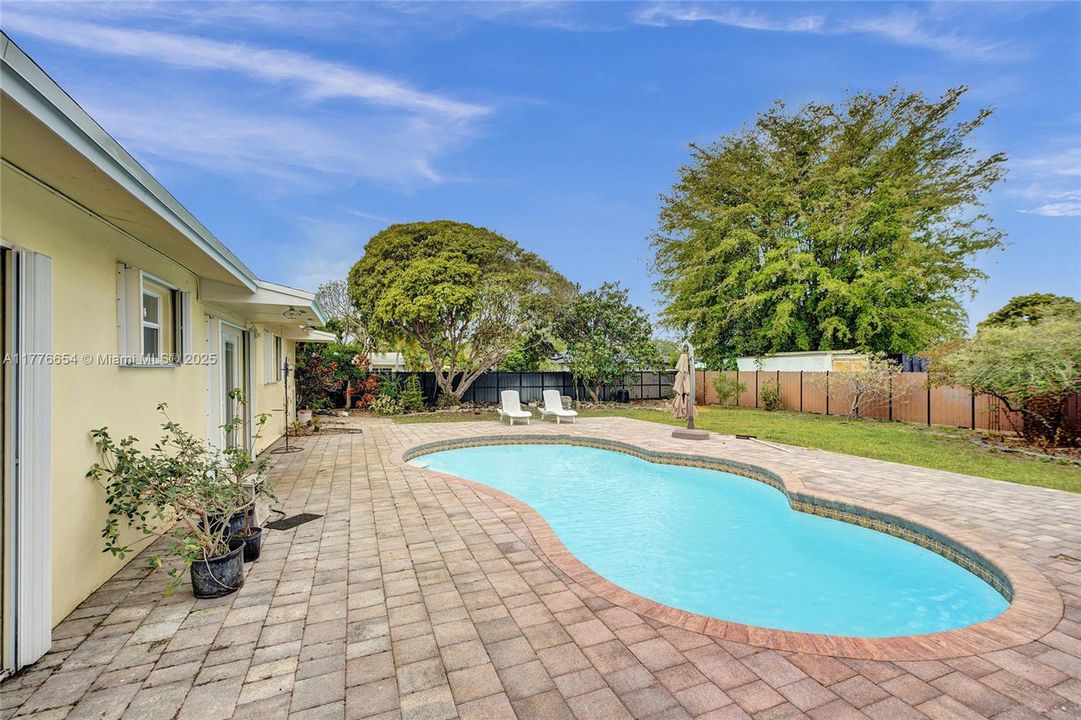 Vendido Recientemente: $650,000 (4 camas, 2 baños, 1690 Pies cuadrados)