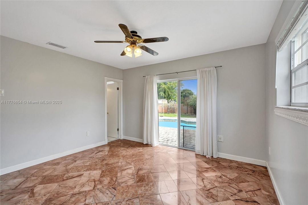 Vendido Recientemente: $650,000 (4 camas, 2 baños, 1690 Pies cuadrados)