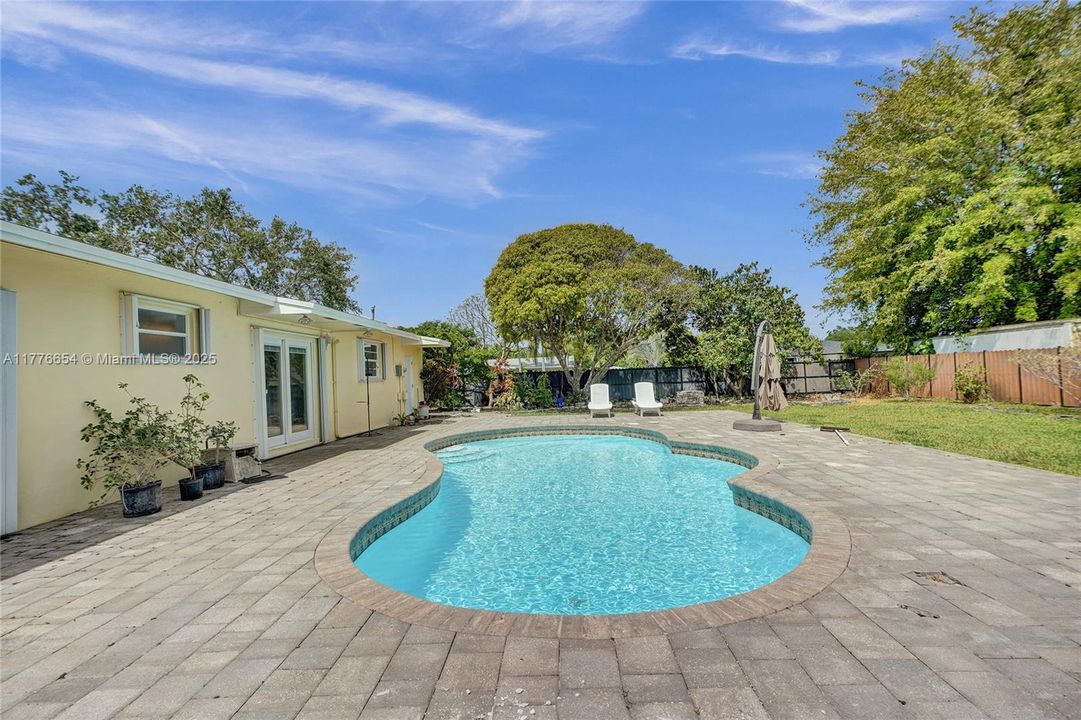 Vendido Recientemente: $650,000 (4 camas, 2 baños, 1690 Pies cuadrados)