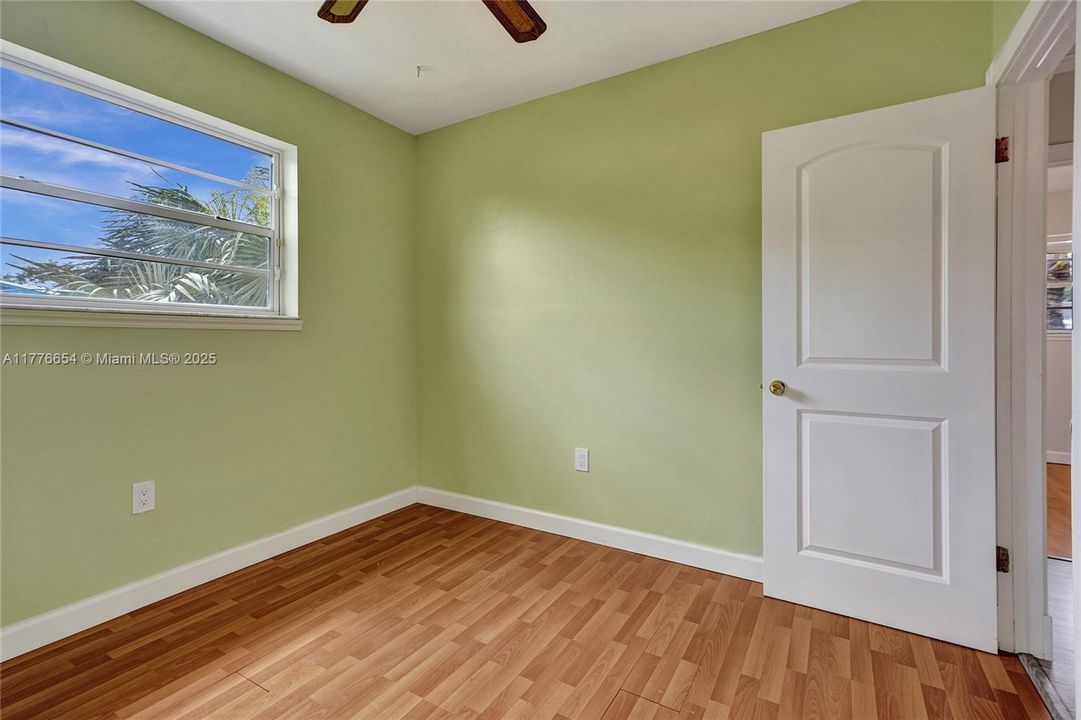 Vendido Recientemente: $650,000 (4 camas, 2 baños, 1690 Pies cuadrados)