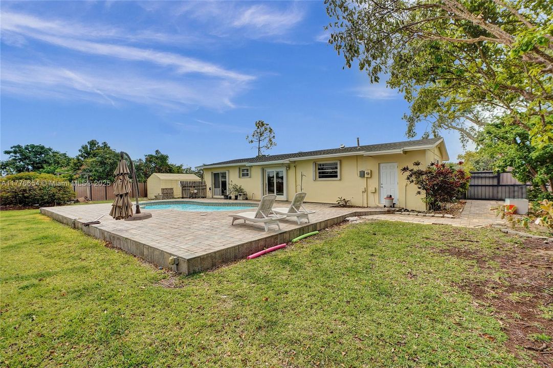 Vendido Recientemente: $650,000 (4 camas, 2 baños, 1690 Pies cuadrados)