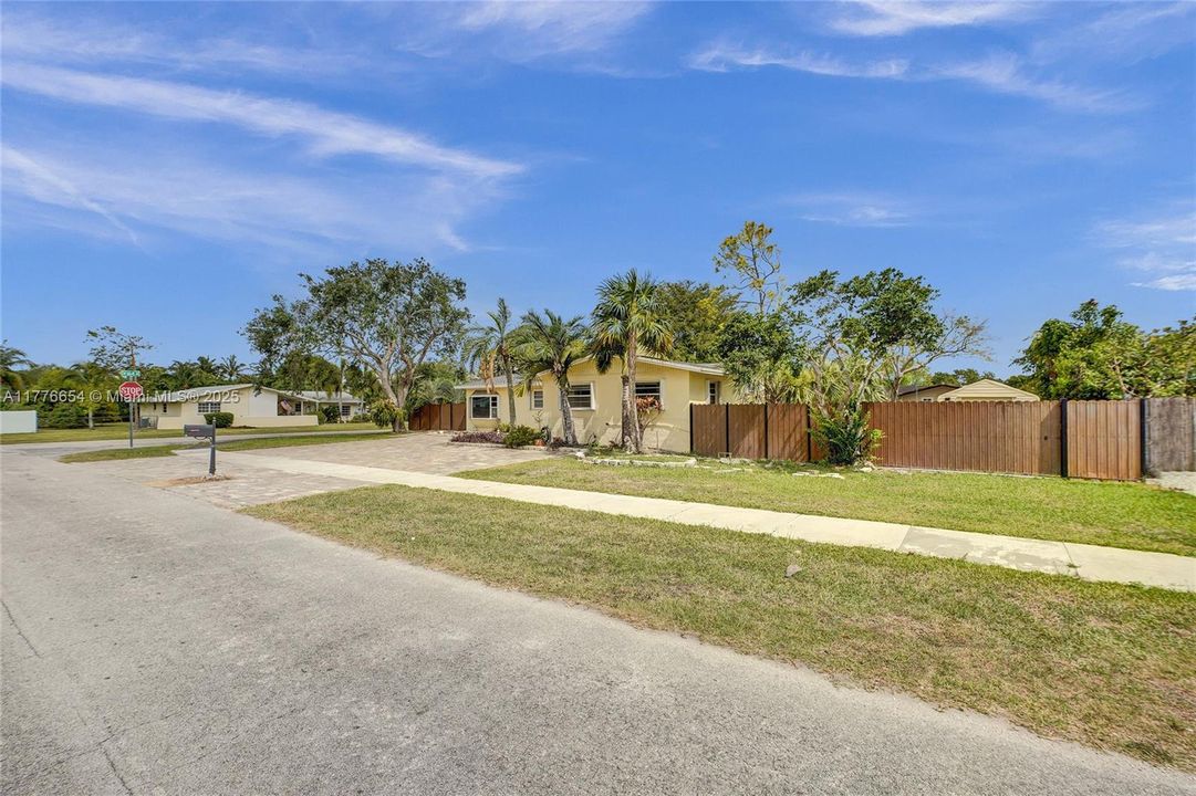 Vendido Recientemente: $650,000 (4 camas, 2 baños, 1690 Pies cuadrados)