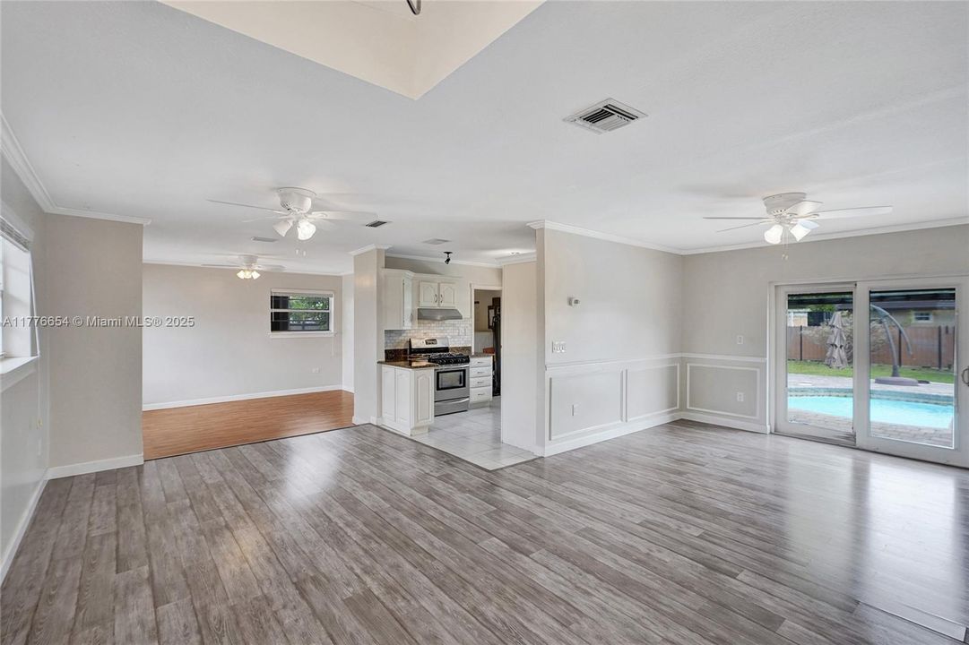 Vendido Recientemente: $650,000 (4 camas, 2 baños, 1690 Pies cuadrados)