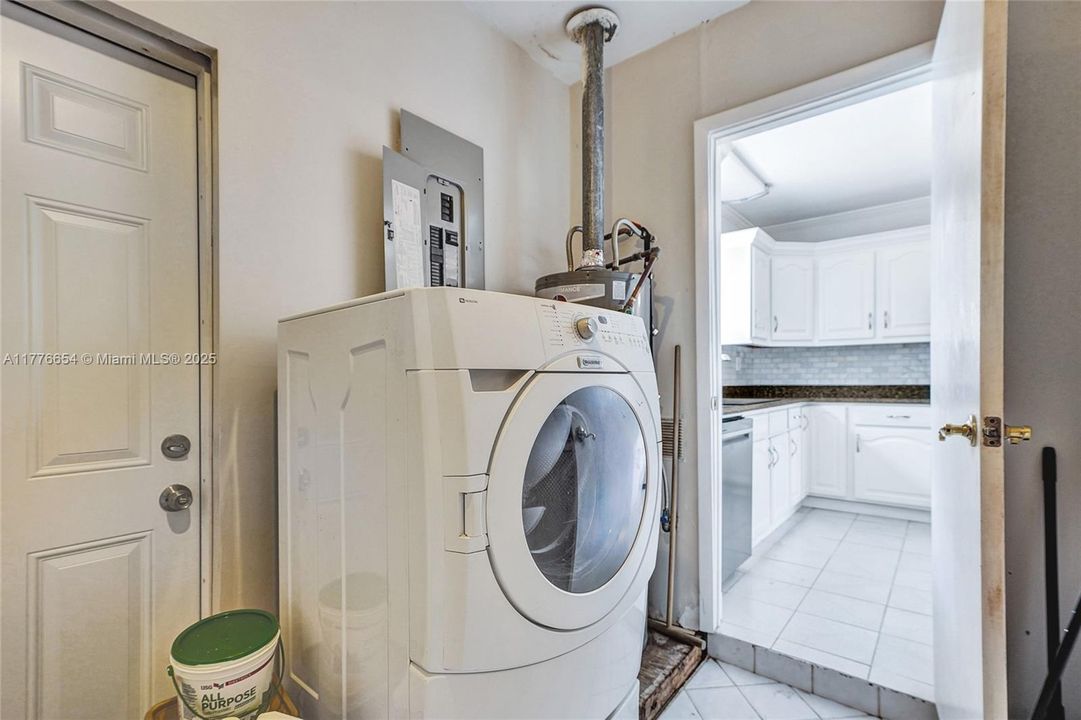 Vendido Recientemente: $650,000 (4 camas, 2 baños, 1690 Pies cuadrados)