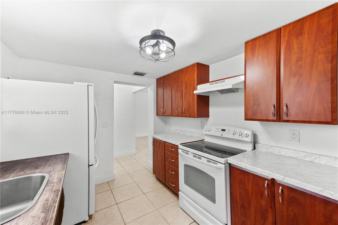 Недавно продано: $425,000 (4 спален, 2 ванн, 1317 Квадратных фут)