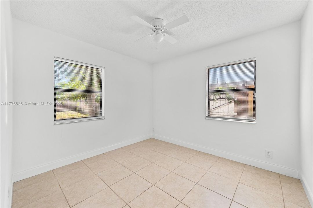 Недавно продано: $425,000 (4 спален, 2 ванн, 1317 Квадратных фут)