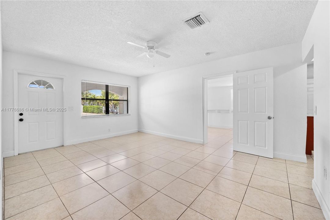 Недавно продано: $425,000 (4 спален, 2 ванн, 1317 Квадратных фут)