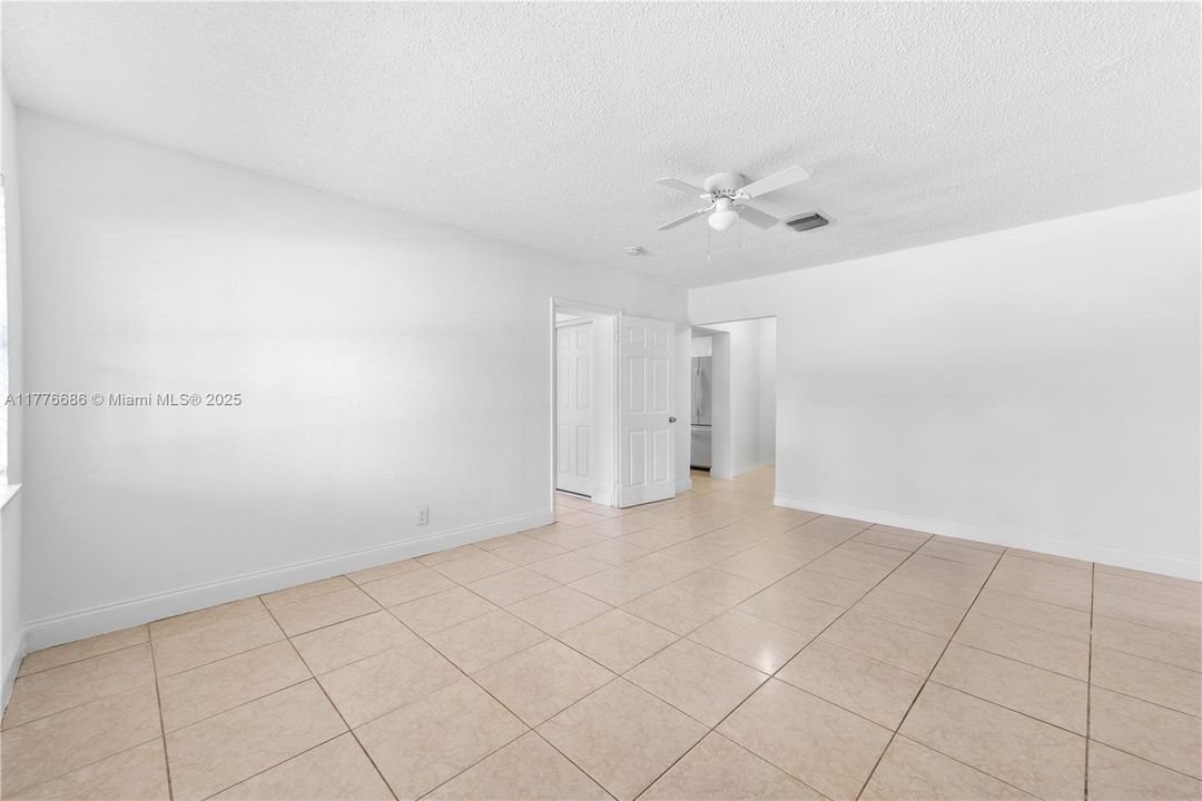 LIVING ROOM (ENTRY VIEW)