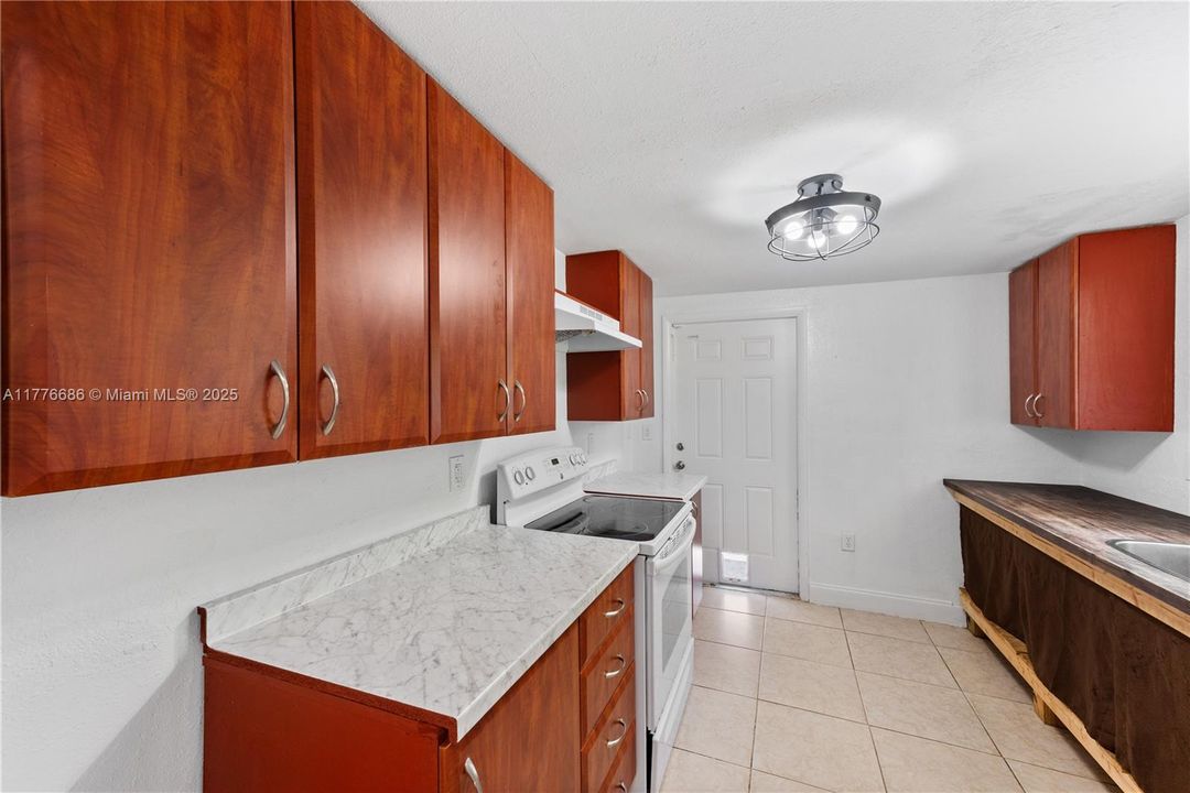 Недавно продано: $425,000 (4 спален, 2 ванн, 1317 Квадратных фут)