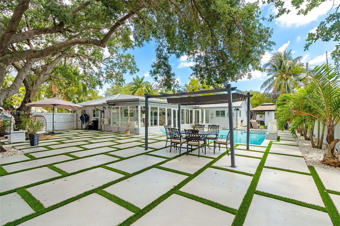 Recently Sold: $810,000 (4 beds, 2 baths, 2030 Square Feet)