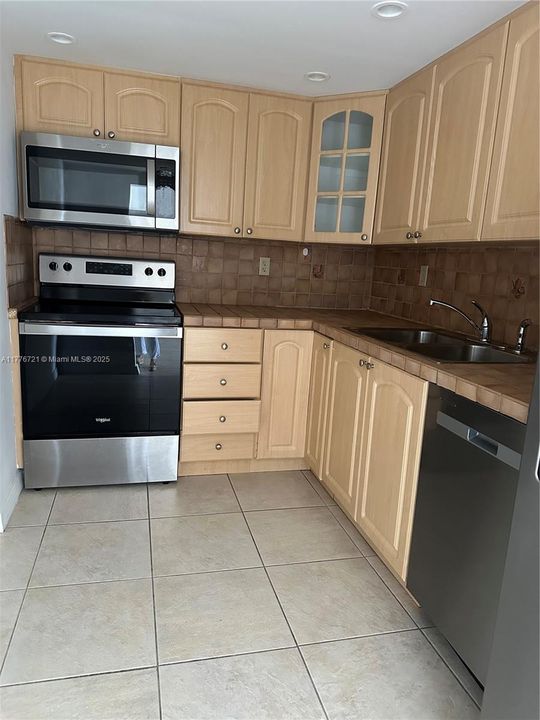 待售: $640,000 (2 贝兹, 2 浴室, 1100 平方英尺)