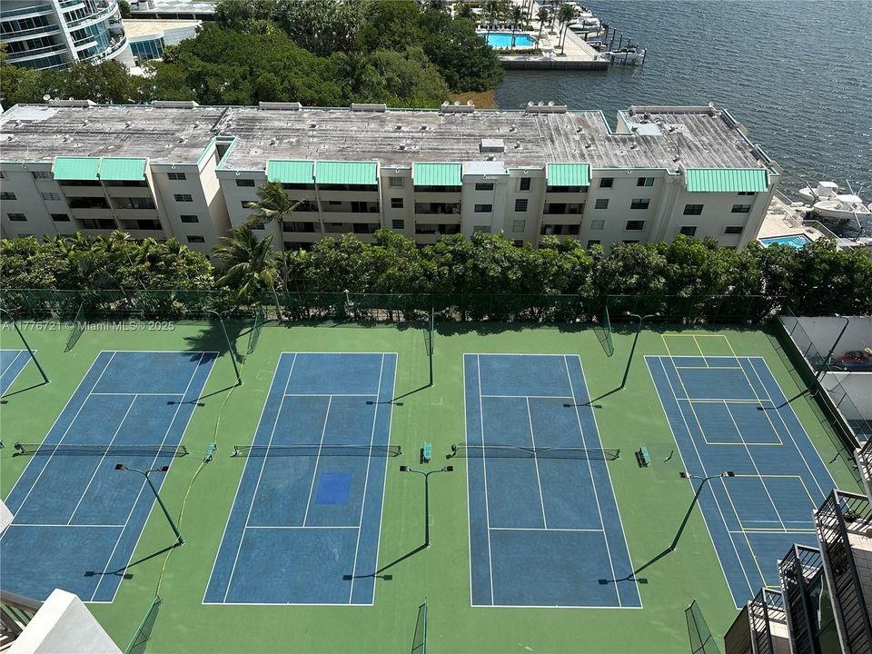 待售: $640,000 (2 贝兹, 2 浴室, 1100 平方英尺)