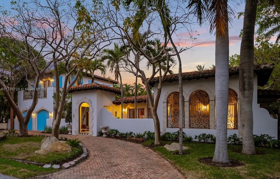 Recently Sold: $5,495,000 (6 beds, 5 baths, 3245 Square Feet)